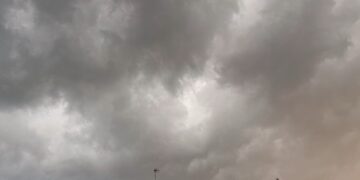 Fuertes tormentas acompañadas de aparato eléctrico descargan en el área metropolitana de Valencia