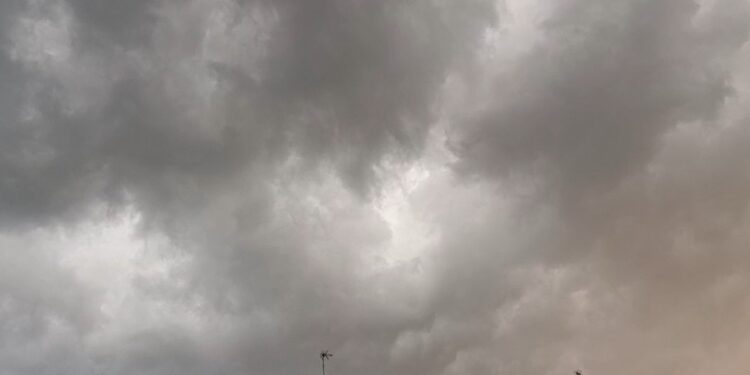 Fuertes tormentas acompañadas de aparato eléctrico descargan en el área metropolitana de Valencia 1 Fuertes tormentas acompañadas de aparato eléctrico descargan en el área metropolitana de Valencia