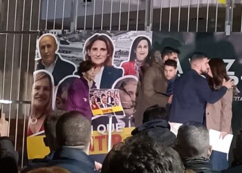 300 personas se manifiestas en Paiporta pidiendo la dimisión de Pedro Sánchez por el abandono tras las inundaciones