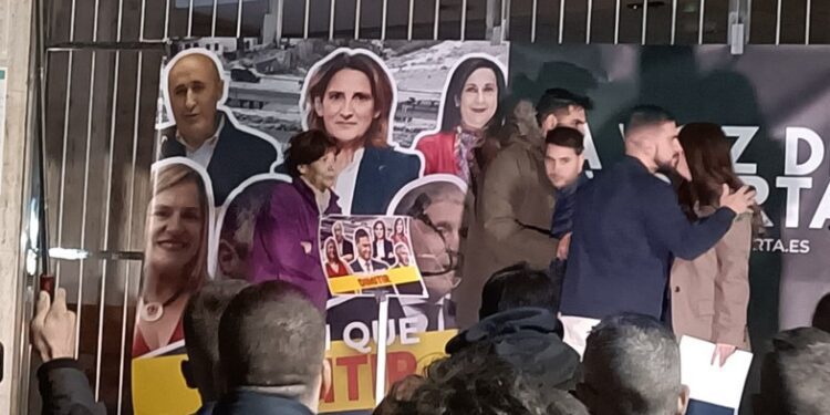 300 personas se manifiestas en Paiporta pidiendo la dimisión de Pedro Sánchez por el abandono tras las inundaciones