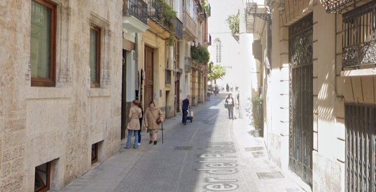 Un hombre de 88 años fallece tras estrellar su coche contra un edificio en el centro histórico de Valencia