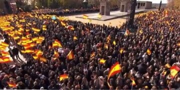 Más de 25.000 personas exigen elecciones en Madrid: la concentración del PP contra la "corrupción" de Sánchez congrega a la plana mayor del partido