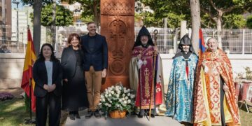 Jordi Mayor instala en Cullera un jachkar, una cruz de piedra armenia en el Parque de San Antonio