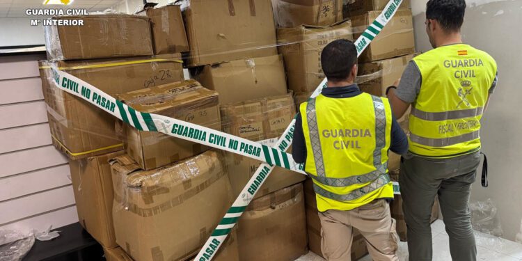 Más de 3.000 falsificaciones incautadas en 3 naves del poplígono La Cova de Manises 1 Más de 3.000 falsificaciones incautadas en 3 naves del polígono La Cova de Manises