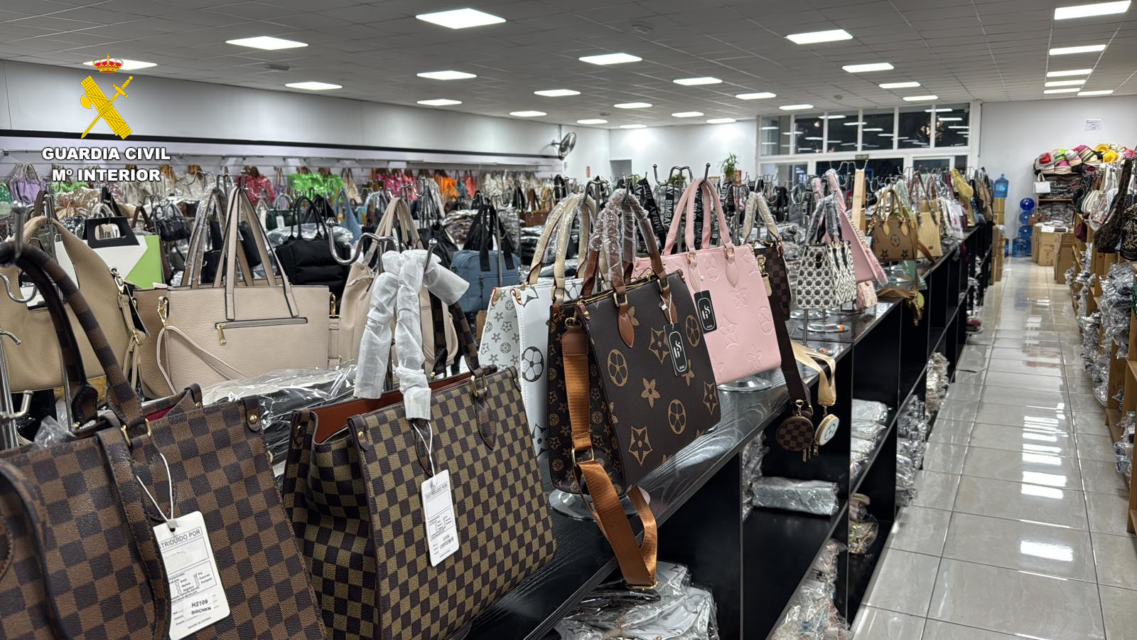 Más de 3.000 falsificaciones incautadas en 3 naves del poplígono La Cova de Manises 2 Foto 21