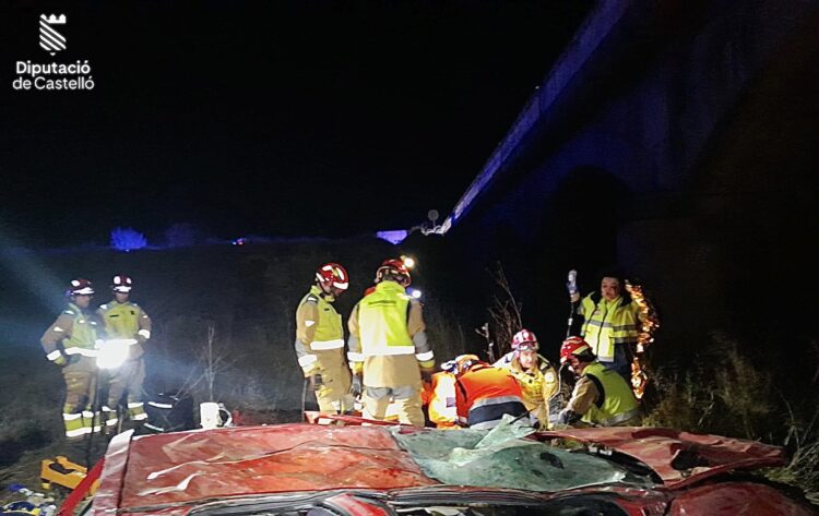 Tragedia en Benassal: Dos muertos y tres heridos graves en accidente al despeñarse un coche desde un puente a una rambla