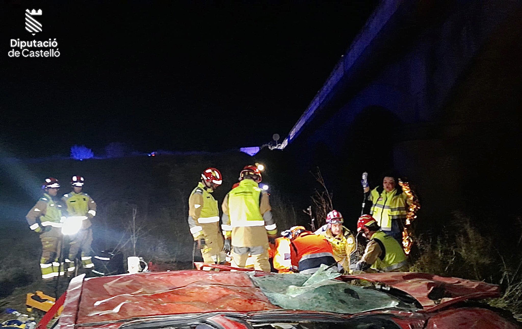 Tragedia en Benassal: Dos muertos y tres heridos graves en accidente al despeñarse un coche desde un puente a una rambla 2