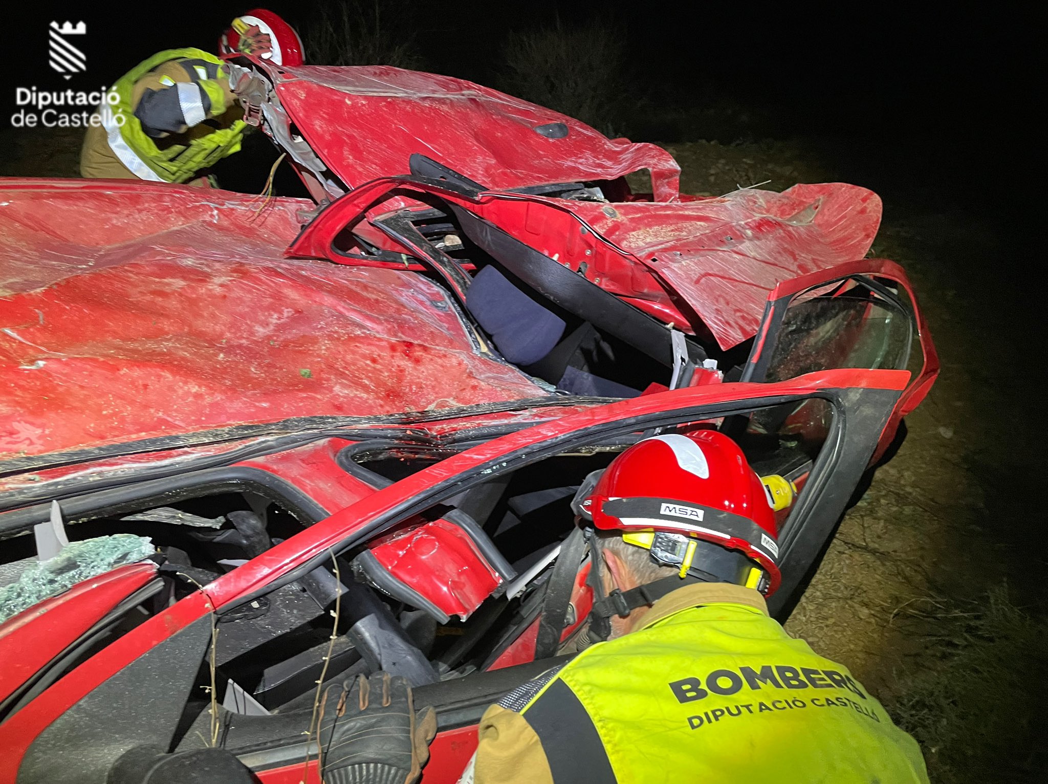 Tragedia en Benassal: Dos muertos y tres heridos graves en accidente al despeñarse un coche desde un puente a una rambla 3
