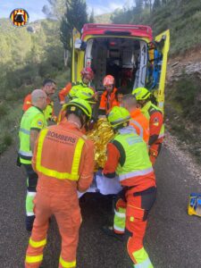 Bomberos rescatan a un conductor atrapado tras una salida de vía en Vallada 2 G55LkD1WQAEhE2m