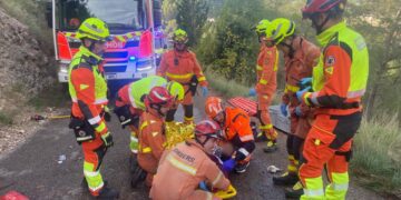 Bomberos rescatan a un conductor atrapado tras una salida de vía en Vallada