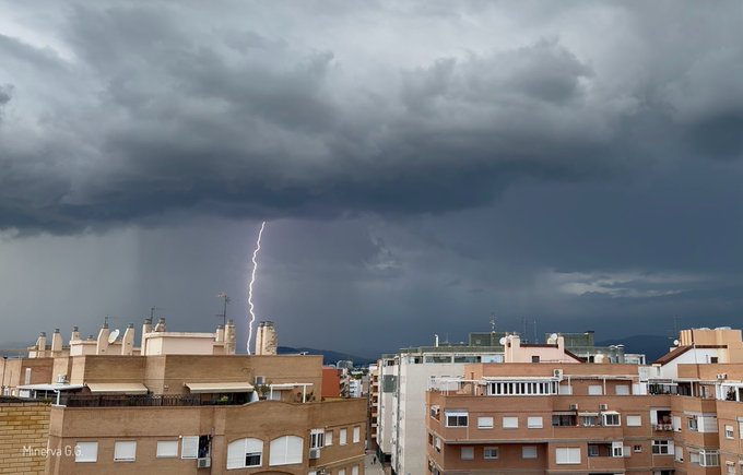 Fuertes tormentas acompañadas de aparato eléctrico descargan en el área metropolitana de Valencia 2 G592nFRXIAALRHS