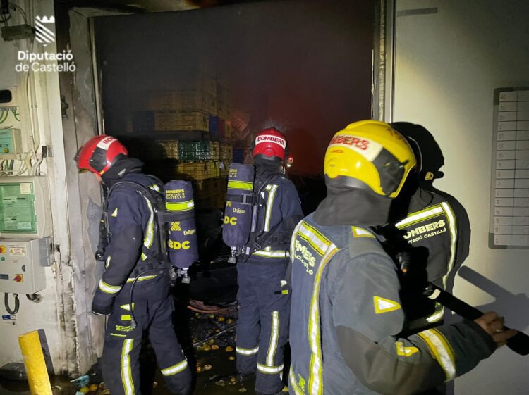 Un incendio industrial en Almassora destroza un almacén de naranjas la pasada noche