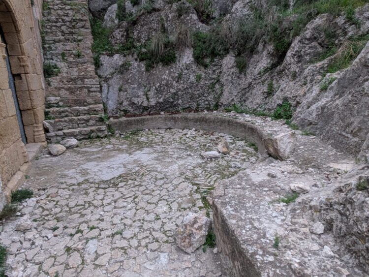 Desprendimientos en el castillo de Xàtiva tras la desidia absoluta de las administraciones públicas