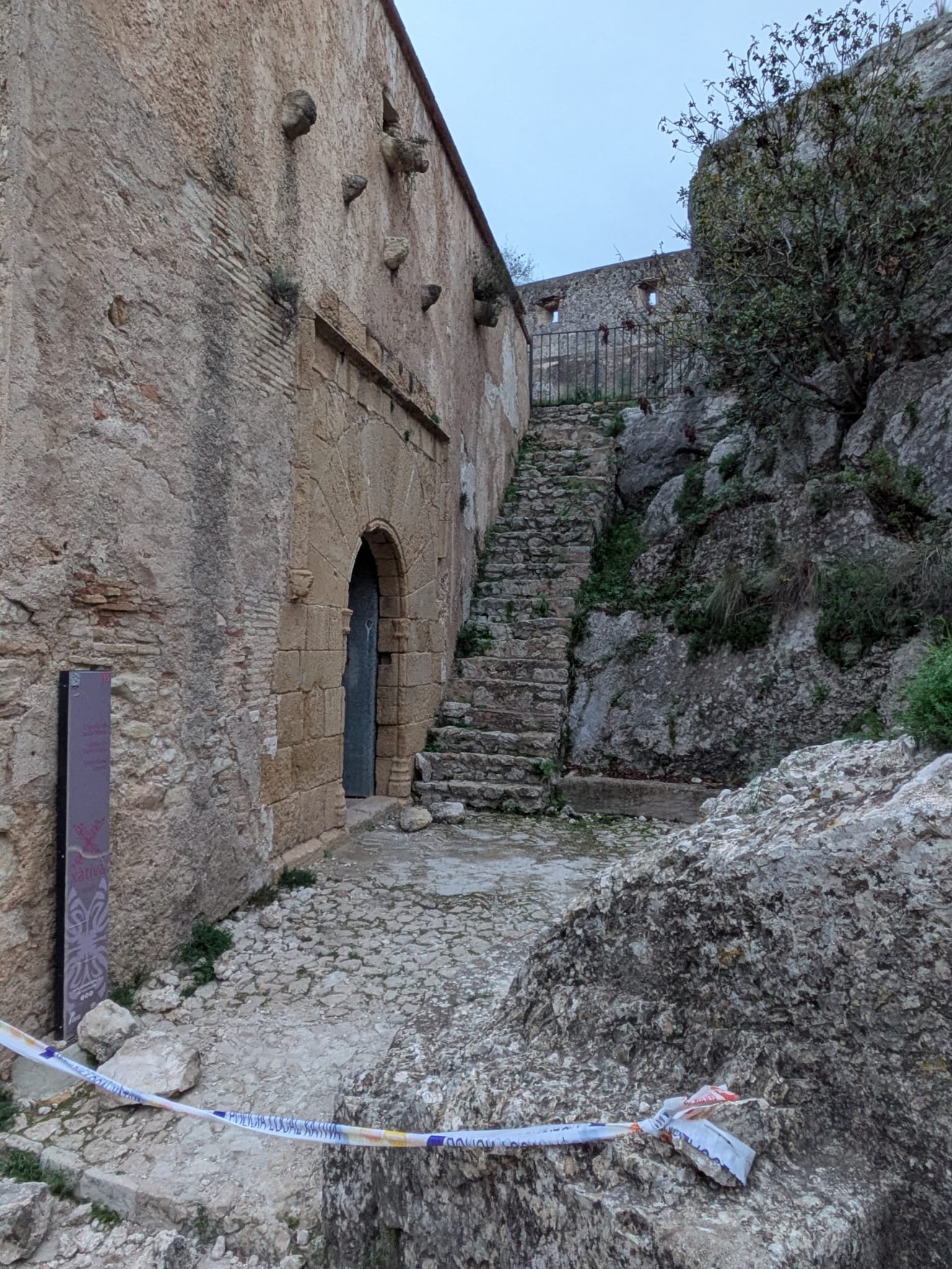 Desprendimientos en el castillo de Xàtiva tras la desidia absoluta de las administraciones públicas 3 G5z7wayWMAAKYwF