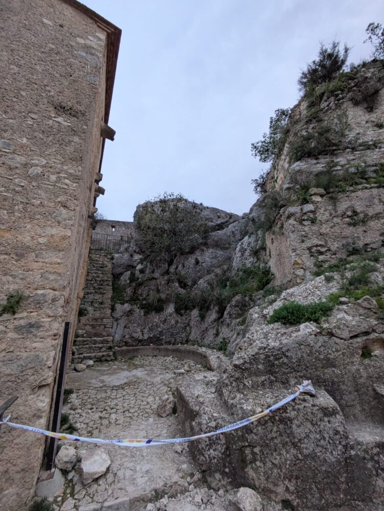 Desprendimientos en el castillo de Xàtiva tras la desidia absoluta de las administraciones públicas