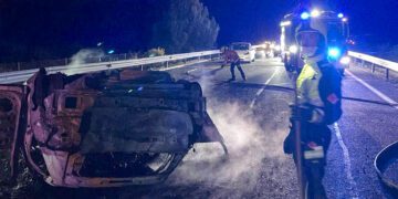 Accidente de tráfico múltiple en la CV-80 en Biar que involucró a cuatro vehículos y un incendio