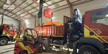 El Consorcio de Bomberos de Castellón activa un amplio dispositivo por la ola de frío: rutas preventivas y esparcido de sal en el interior