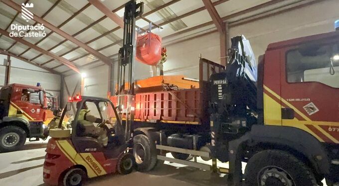 El Consorcio de Bomberos de Castellón activa un amplio dispositivo por la ola de frío: rutas preventivas y esparcido de sal en el interior