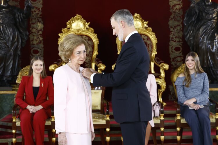 Ingreso en la Insigne Orden del Toisón de Oro a Su Majestad la Reina Doña Sofía, y a D. Felipe González Márquez, a D. Miguel Herrero y Rodríguez de Miñón y a D. Miquel Roca i Junyent
