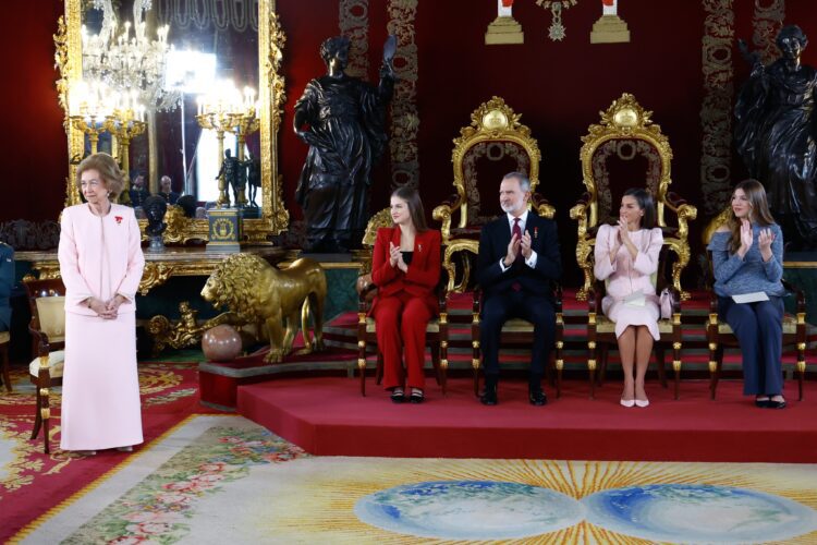 Ingreso en la Insigne Orden del Toisón de Oro a Su Majestad la Reina Doña Sofía, y a D. Felipe González Márquez, a D. Miguel Herrero y Rodríguez de Miñón y a D. Miquel Roca i Junyent