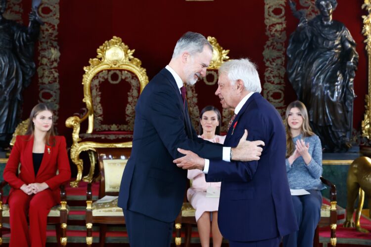 Ingreso en la Insigne Orden del Toisón de Oro a Su Majestad la Reina Doña Sofía, y a D. Felipe González Márquez, a D. Miguel Herrero y Rodríguez de Miñón y a D. Miquel Roca i Junyent