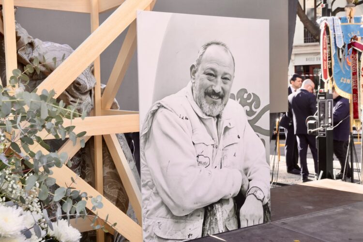 La Fallera Mayor de Valéncia rinde homenaje al maestro fallero Manuel Algarra con el descubrimiento de una placa conmemorativa