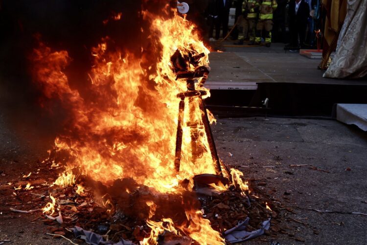 La Fallera Mayor de Valéncia rinde homenaje al maestro fallero Manuel Algarra con el descubrimiento de una placa conmemorativa
