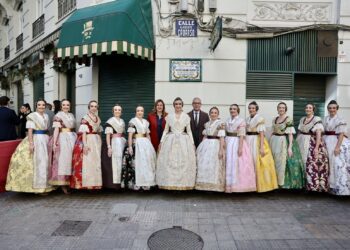 La Fallera Mayor de Valéncia rinde homenaje al maestro fallero Manuel Algarra con el descubrimiento de una placa conmemorativa