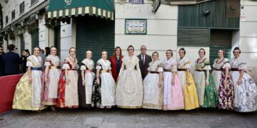 La Fallera Mayor de Valéncia rinde homenaje al maestro fallero Manuel Algarra con el descubrimiento de una placa conmemorativa