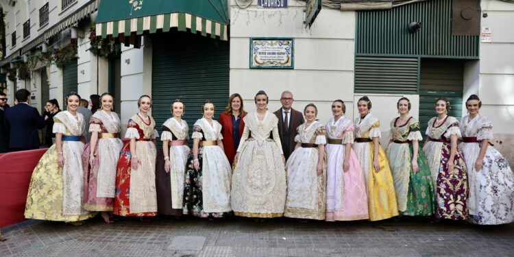 La Fallera Mayor de Valéncia rinde homenaje al maestro fallero Manuel Algarra con el descubrimiento de una placa conmemorativa