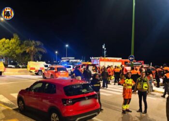 Un niño de 10 años, rescatado «in extremis» tras ser arrastrado por el mar en Oliva, evoluciona favorablemente y ya respira por sí mismo