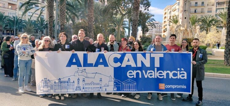 Manifestación por el «valencià» en Alicante llena las calles de esteladas independentistas y banderas de Cataluña