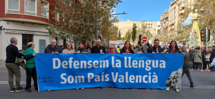 Manifestación por el «valencià» en Alicante llena las calles de esteladas independentistas y banderas de Cataluña