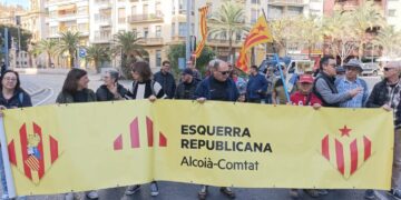 Manifestación por el "valencià" en Alicante llena las calles de esteladas independentistas y banderas de Cataluña