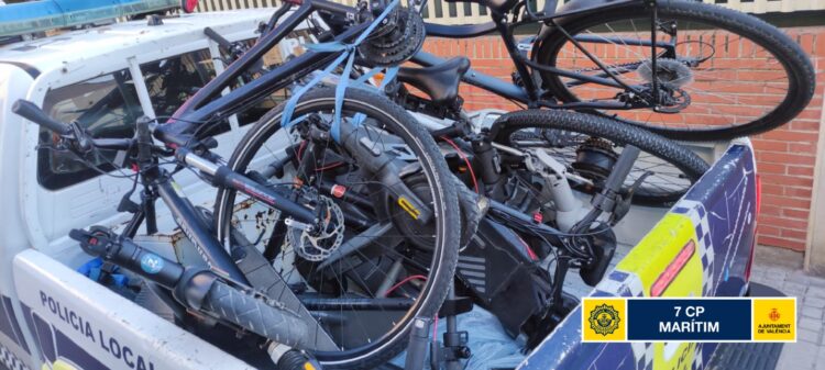 Detenido en Valencia un hombre que pretendía embarcar rumbo a Argelia con un coche repleto de móviles, patinetes, tablets, ordenadores, bicicletas y otros objetos presuntamente robados en Francia