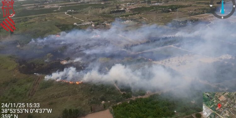 Controlado el incendio de vegetación de Oliva mientras se declara otro en Puzol