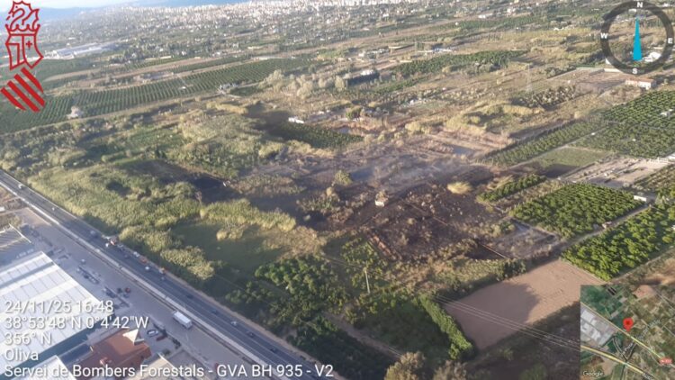 Controlado el incendio de vegetación de Oliva mientras se declara otro en Puzol