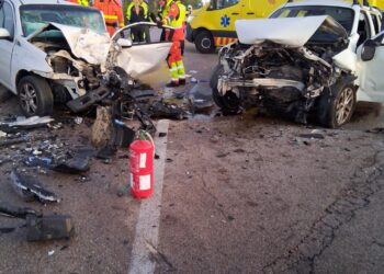 Un muerto y un herido grave en un violento choque frontal de dos vehículos en Cullera