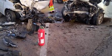 Un muerto y un herido grave en un violento choque frontal de dos vehículos en Cullera