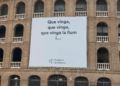 La Diputació de Valéncia instala una polémica lona en la Plaza de Toros
