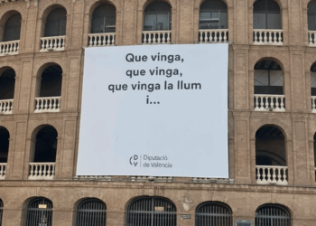 La Diputació de Valéncia instala una polémica lona en la Plaza de Toros