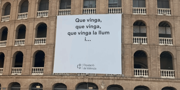 La Diputació de Valéncia instala una polémica lona en la Plaza de Toros