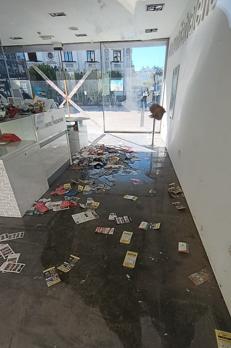 Una caseta abandonada, con los cristales cubiertos de mugre, folletos de campañas pasadas tirados por el suelo y charcos de agua estancada que se filtran al interior