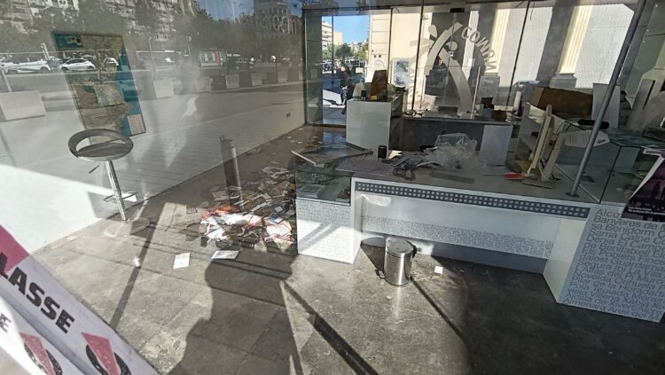 Una caseta abandonada, con los cristales cubiertos de mugre, folletos de campañas pasadas tirados por el suelo y charcos de agua estancada que se filtran al interior