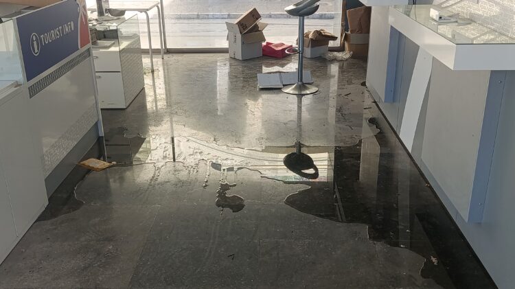 Una caseta abandonada, con los cristales cubiertos de mugre, folletos de campañas pasadas tirados por el suelo y charcos de agua estancada que se filtran al interior