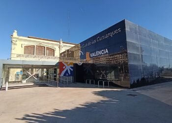 Una caseta abandonada, con los cristales cubiertos de mugre, folletos de campañas pasadas tirados por el suelo y charcos de agua estancada que se filtran al interior