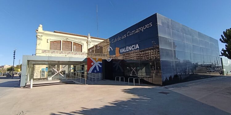 Una caseta abandonada, con los cristales cubiertos de mugre, folletos de campañas pasadas tirados por el suelo y charcos de agua estancada que se filtran al interior