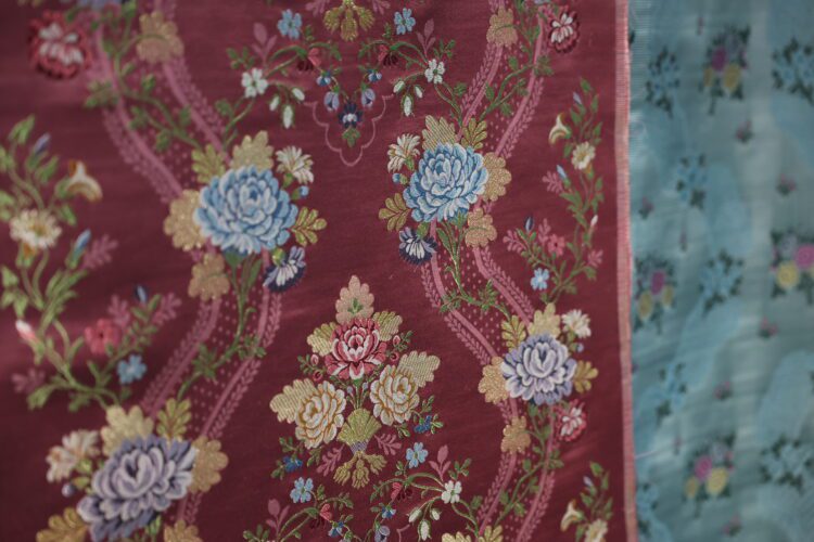 Compañía Valenciana de la Seda presenta las telas que lucirá la Corte de Honor de la Fallera Mayor Infantil de Valencia