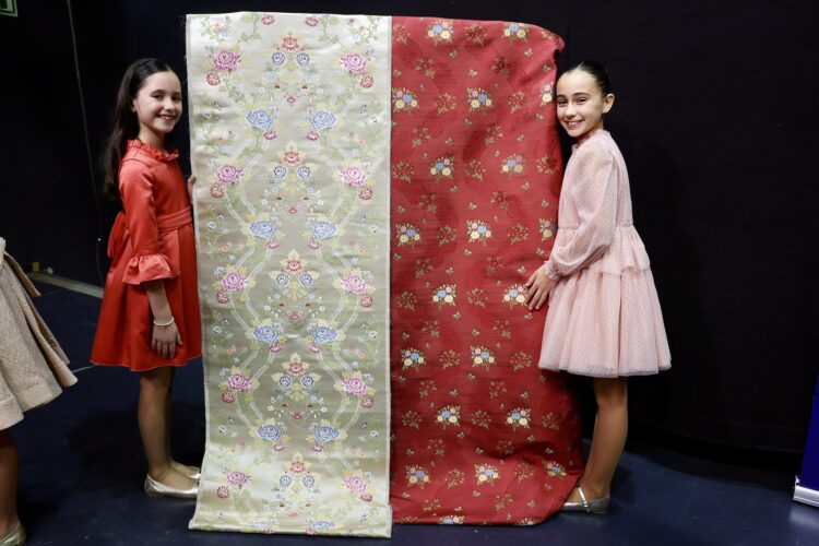 Compañía Valenciana de la Seda presenta las telas que lucirá la Corte de Honor de la Fallera Mayor Infantil de Valencia