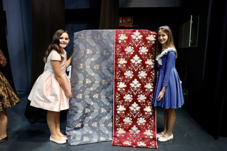 Compañía Valenciana de la Seda presenta las telas que lucirá la Corte de Honor de la Fallera Mayor Infantil de Valencia